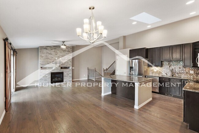 Building Photo - Stylish Townhouse 2bed / 2bath, 2 car garage and AC in Gated Community Near Powers Corridor