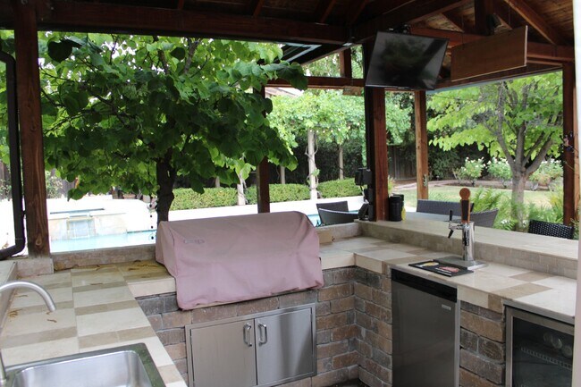 Building Photo - Gorgeous Single Story 3 Bedroom, 2 Bath wi...