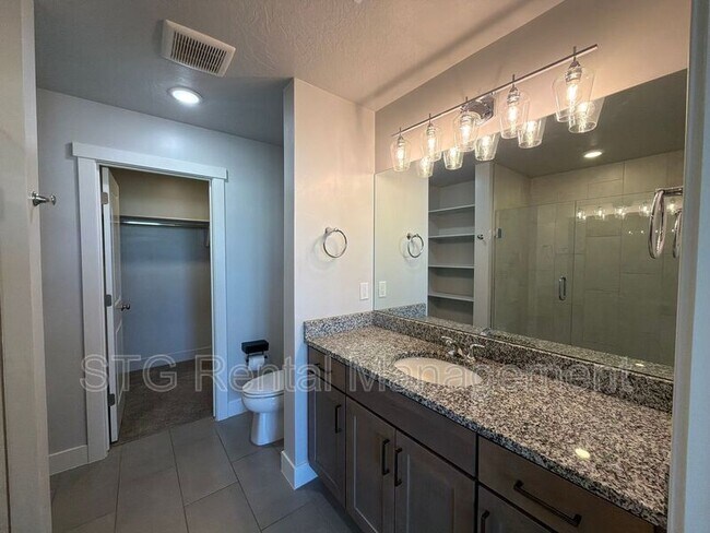 Building Photo - 644 Rosa Ln