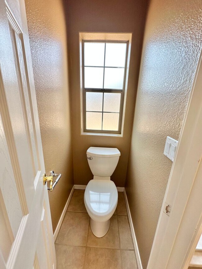 Building Photo - Beautiful 3 bedroom, 3 bathroom home with ...