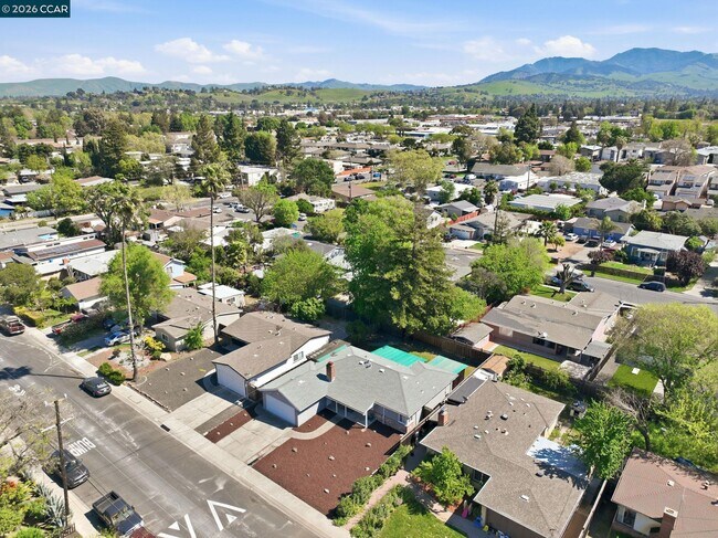 Building Photo - 1930 Sunshine Dr