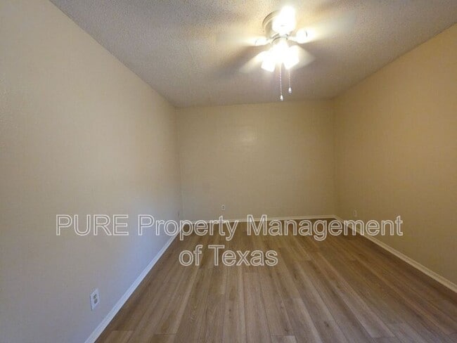 Building Photo - 5808 Wellington Dr