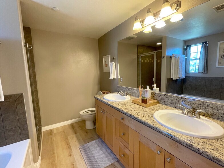 Building Photo - 3636 Jasmine Ave