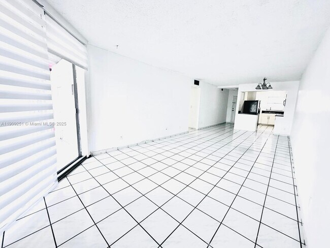 Building Photo - 1750 W 46th St