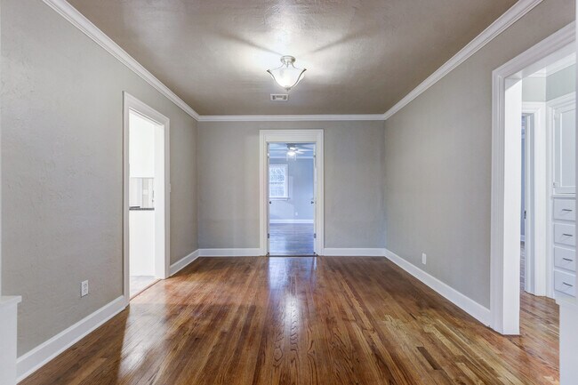 Building Photo - Charming 3-bedroom, 1-bathroom house - Available now!