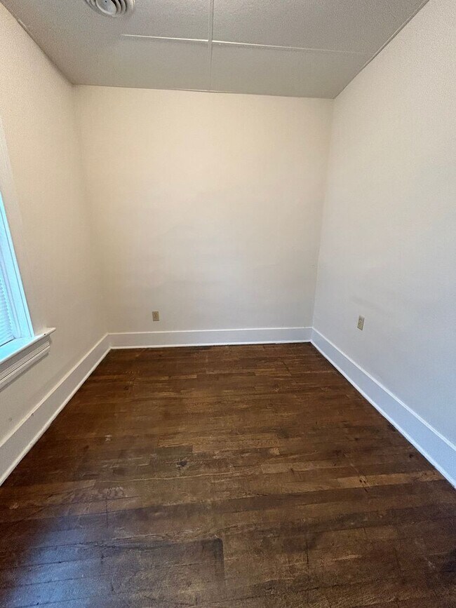 Building Photo - One Bedroom Apartment on the Northside