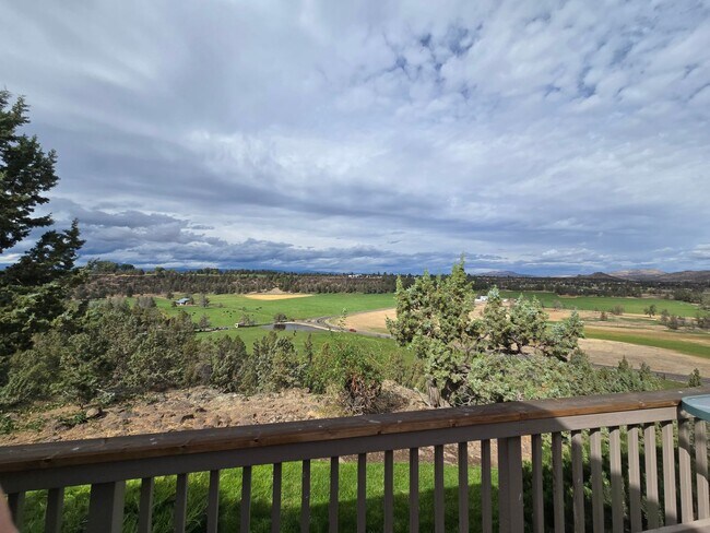 Building Photo - Stunning Views, Executive Home in Equestrian Meadows Redmond