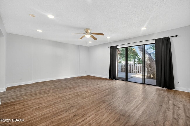 Building Photo - 12 Glen Arbor Park