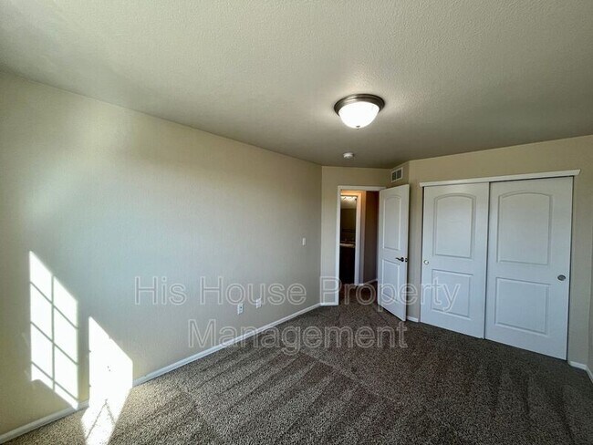 Building Photo - 842 Sunlight Peak Dr