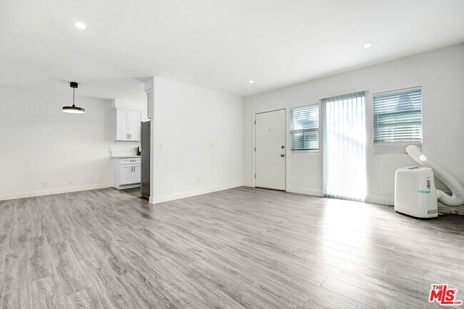 Building Photo - 317 S Kenmore Ave