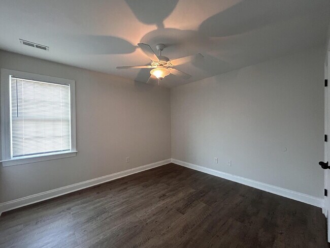 Building Photo - Beautiful 3 Bedroom, 2.5 Bath Townhome in South Pointe!