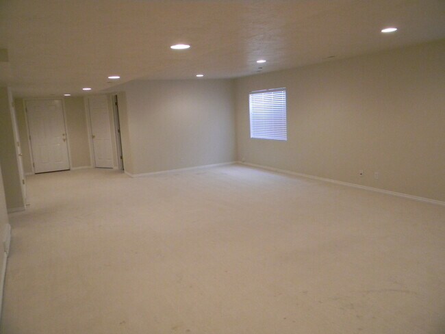 Building Photo - Awesome 4 Bedroom 3 Bath Draper Home in Draper!!!