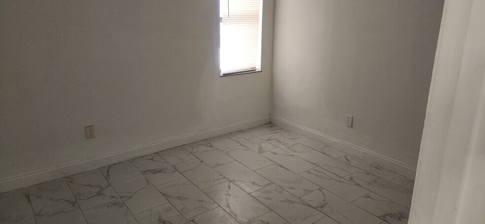 Building Photo - 902 NE 209th St