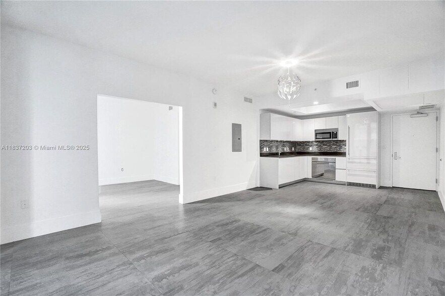 Building Photo - 1010 Brickell Ave