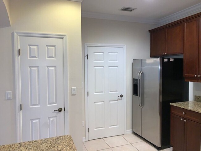 Building Photo - Condo for rent