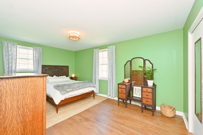 Building Photo - **FURNISHED ONE-SIDE-OF-A-DUPLEX HOME WITH BASEMENT STORAGE MINUTES FROM NASHVILLE WEST AND DOWNT...