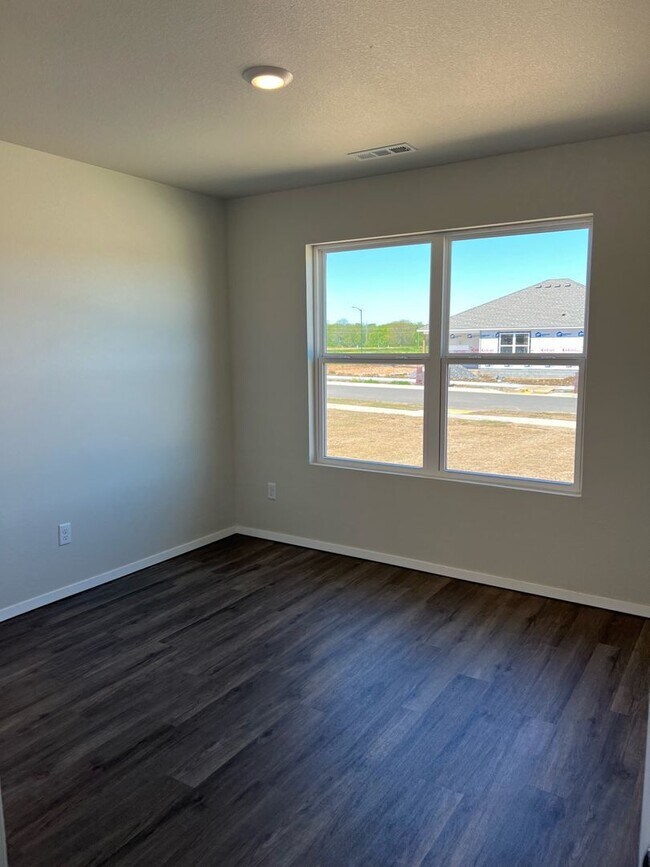 Building Photo - 900 W Tanner Dr