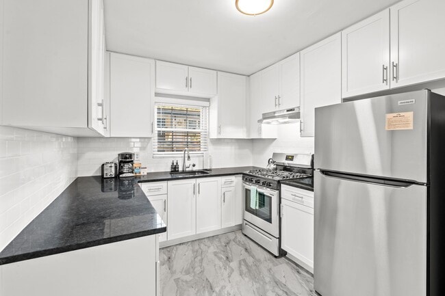 Kitchen - 881 North Highland Apartments