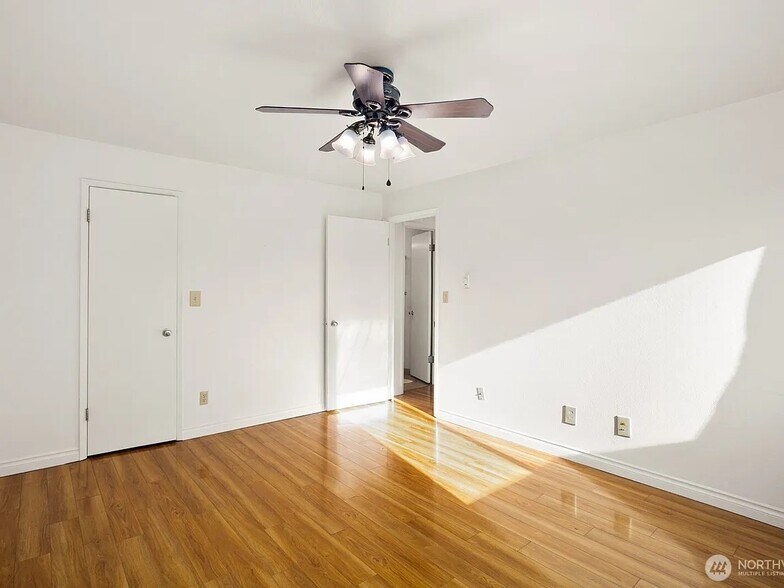 Large bedroom with walk-in closet - 9030 Seward Park Ave S