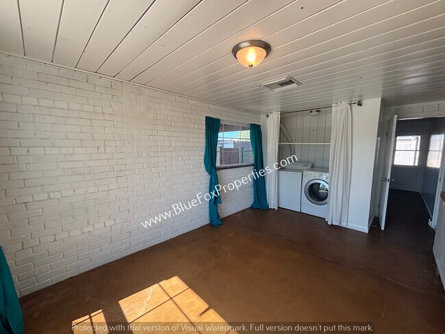 Building Photo - 2627 N Euclid Ave