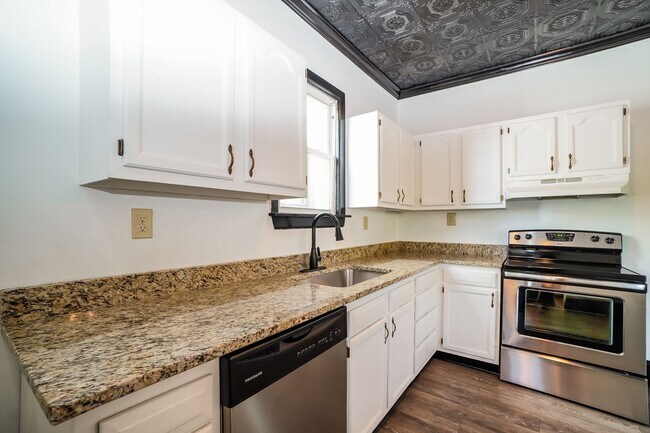 Building Photo - Newly Renovated 4 Bedroom in Central Columbus