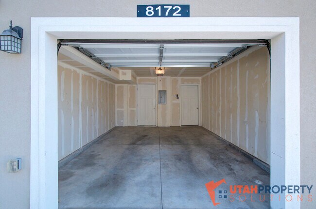 Building Photo - 8172 Broken Spoke Ln