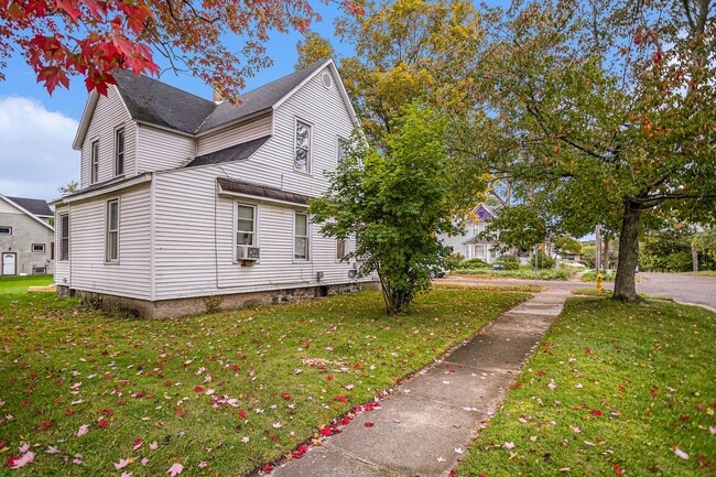 Building Photo - $950 2 Bedroom 1 bathroom apartment Fully ...
