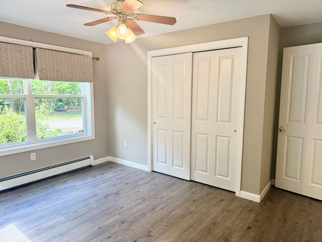 Building Photo - Sunny & Spacious 4 bedroom home