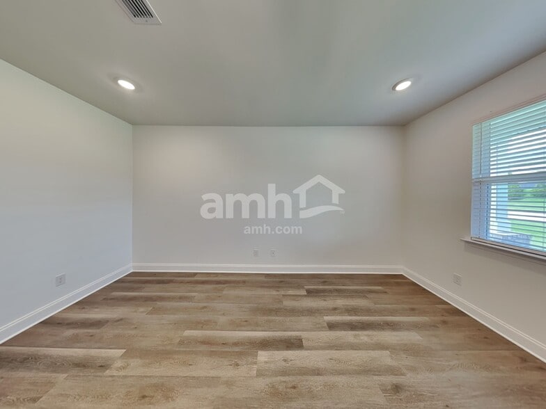 Building Photo - 200 Argea Dr