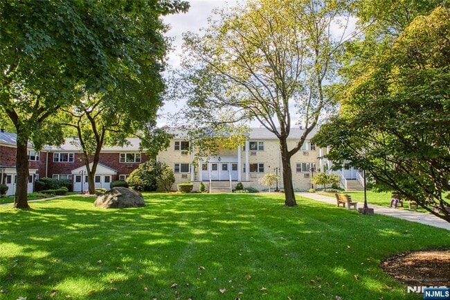 Building Photo - 132 Regency Park