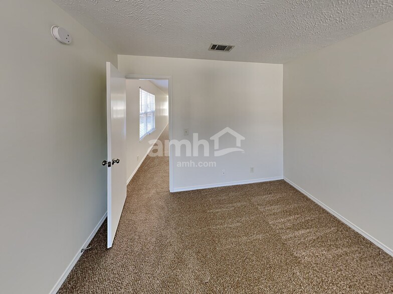 Building Photo - 1008 Montrose Dr