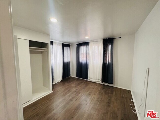 Building Photo - 1100 W 48th St