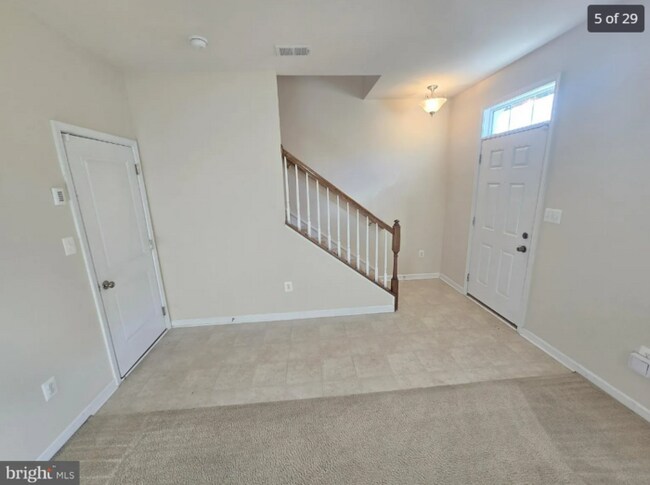 Building Photo - 3 Bedroom Beauty