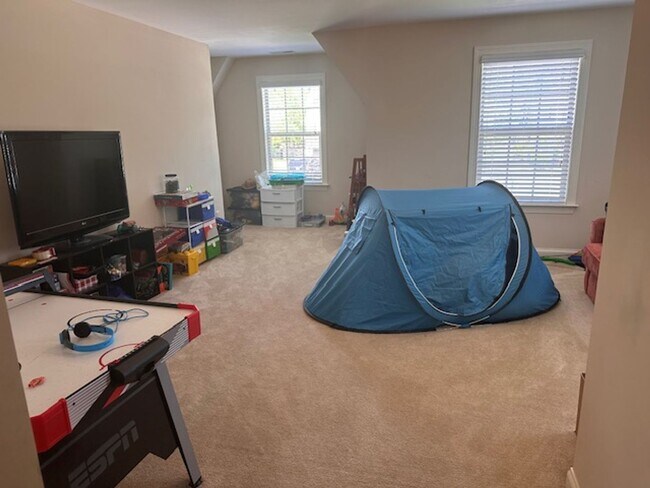 Building Photo - 4 Bedroom, 2.5 bath home in Mimosa Bay Com...