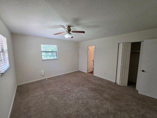 Building Photo - 2 Bedroom 2 Bathroom Edgewater Home
