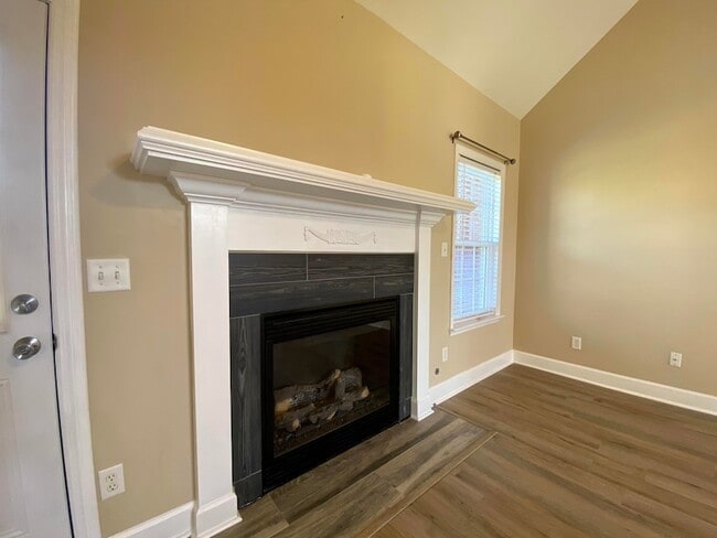 Building Photo - 4858 Somerset Dr