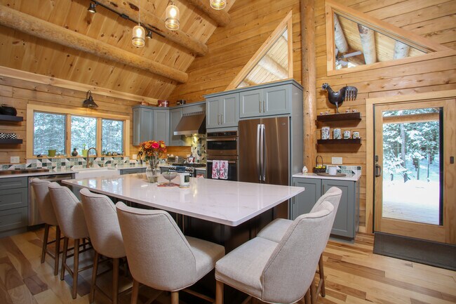 Building Photo - 320 Lakeshore Dr