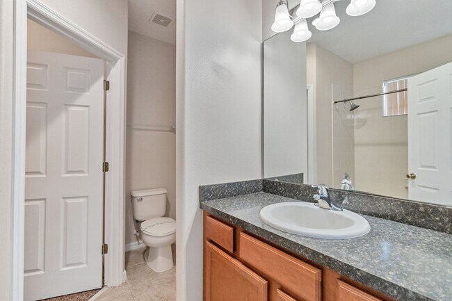 Building Photo - Beautiful 2/2.5 Townhome W/ 1 Car Garage L...