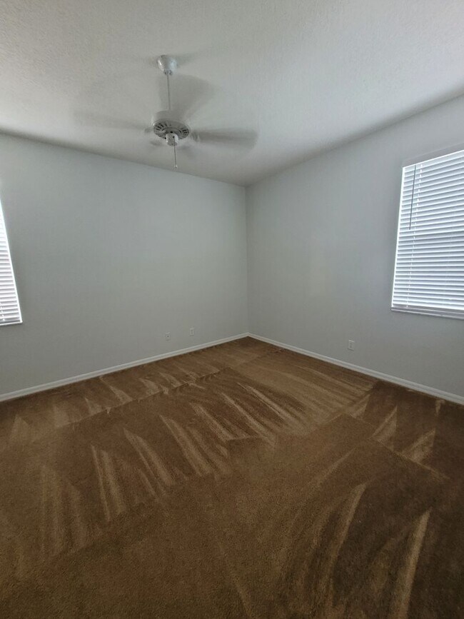 Building Photo - Amazing Renovated 4 bed 3 bath in Davenport