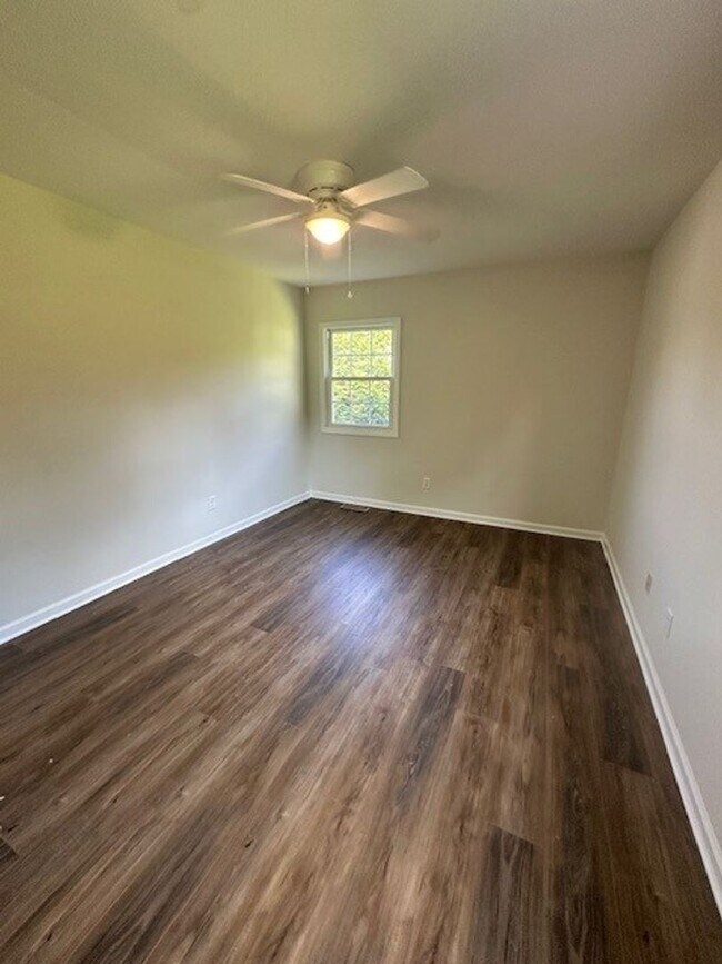 Building Photo - Centrally Located House