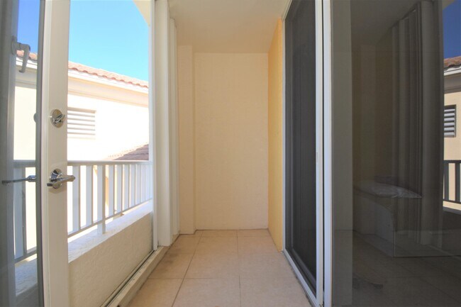 Building Photo - 707 Crandon Blvd