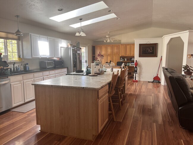 Building Photo - 2033 W Lundy Blvd