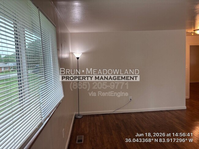 Building Photo - 3813 Woodlake Dr
