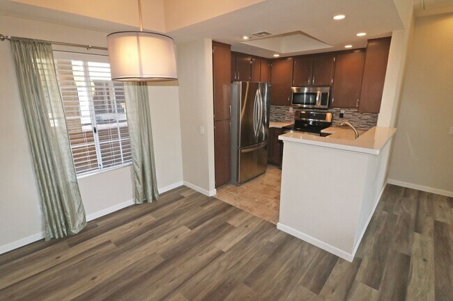 Building Photo - Mission Valley condo (River Colony) with balcony!  Central heat/ air. Gated garage parking. Pool/...
