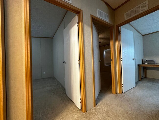 Building Photo - Spacious 4 bedroom/2 bath home for rent - ...