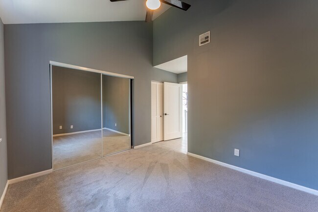 Building Photo - 302 Summerwinds Ln