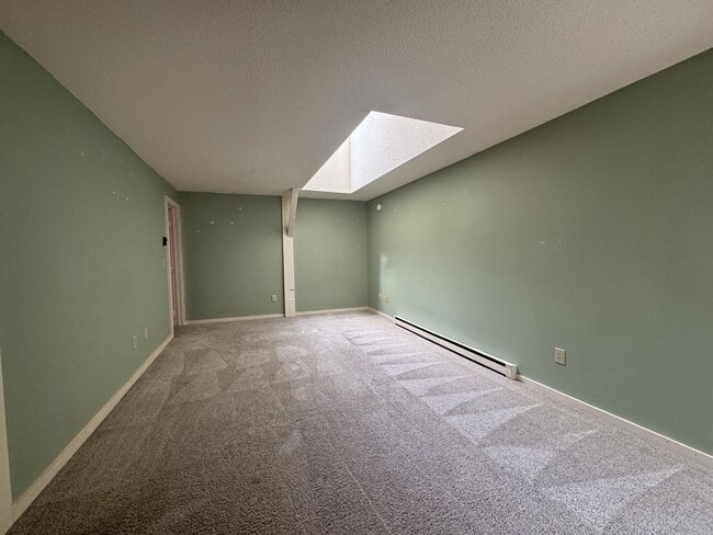 Building Photo - 2 bedroom with loft in downtown Quechee