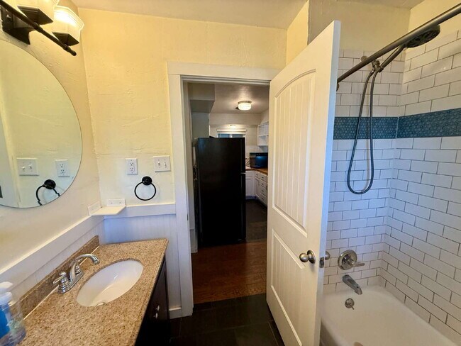 Building Photo - Updated 2-Bedroom Duplex in the Heart of C...