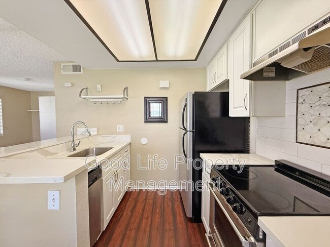 Building Photo - 770 Eastshore Terrace