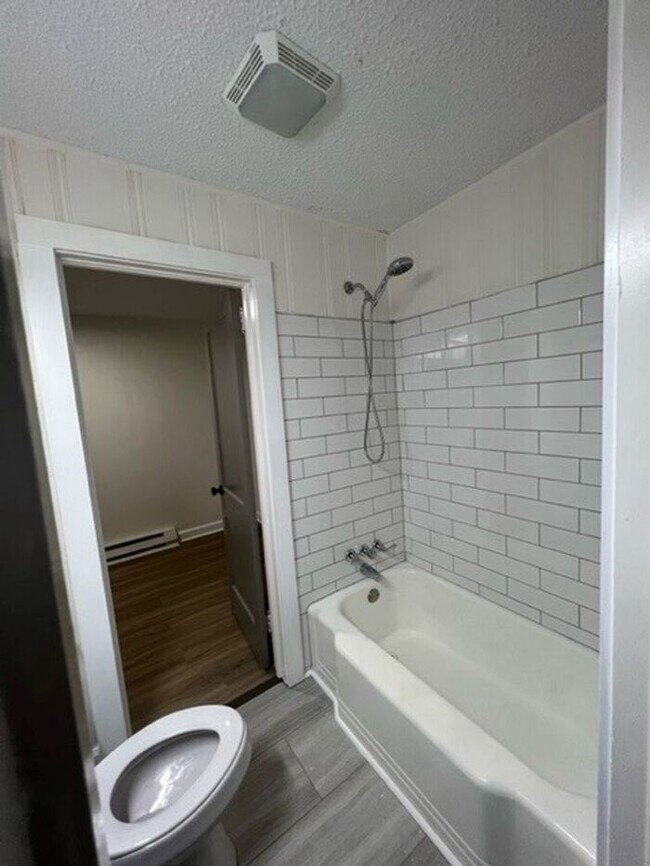 Building Photo - Beautiful Remodeled Apartment 2 Bedroom 1 ...